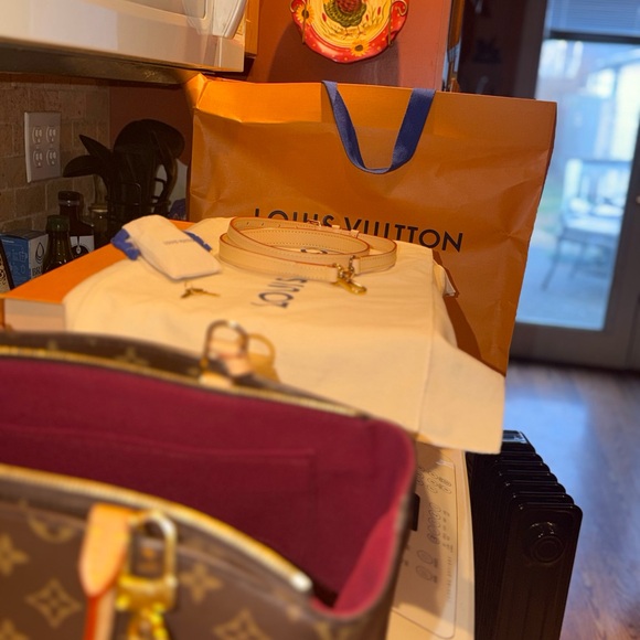 Louis Vuitton (Grand Palais) Brown and Tan Monogram - Picture 11 of 16